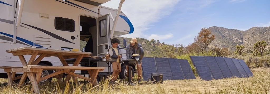 Estación de energía en una camper con placas solares