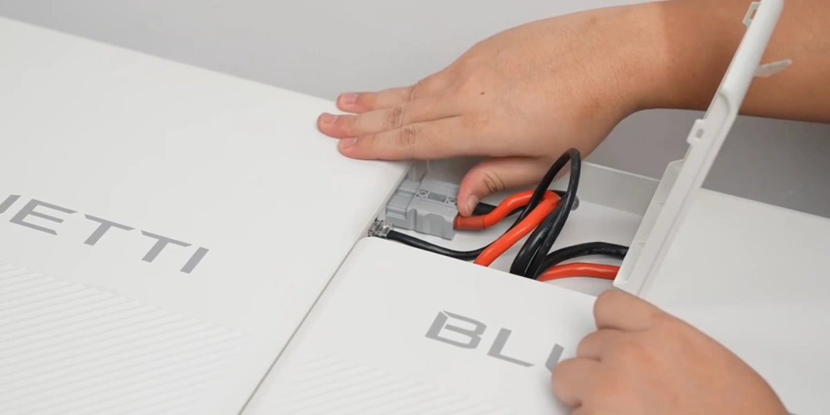 Conexión del cable Anderson de la Bluetti BlueCell 200 al puerto de expansión de la FridgePower