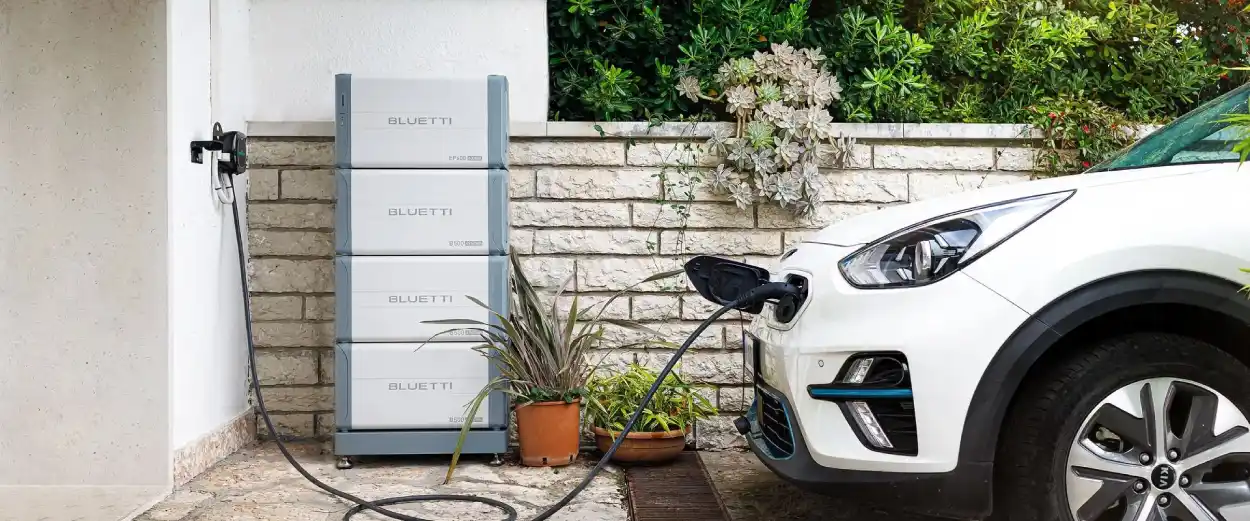 Baterías Bluetti B500 con el sistema EP760 cargando un coche eléctrico en el garaje de una vivienda